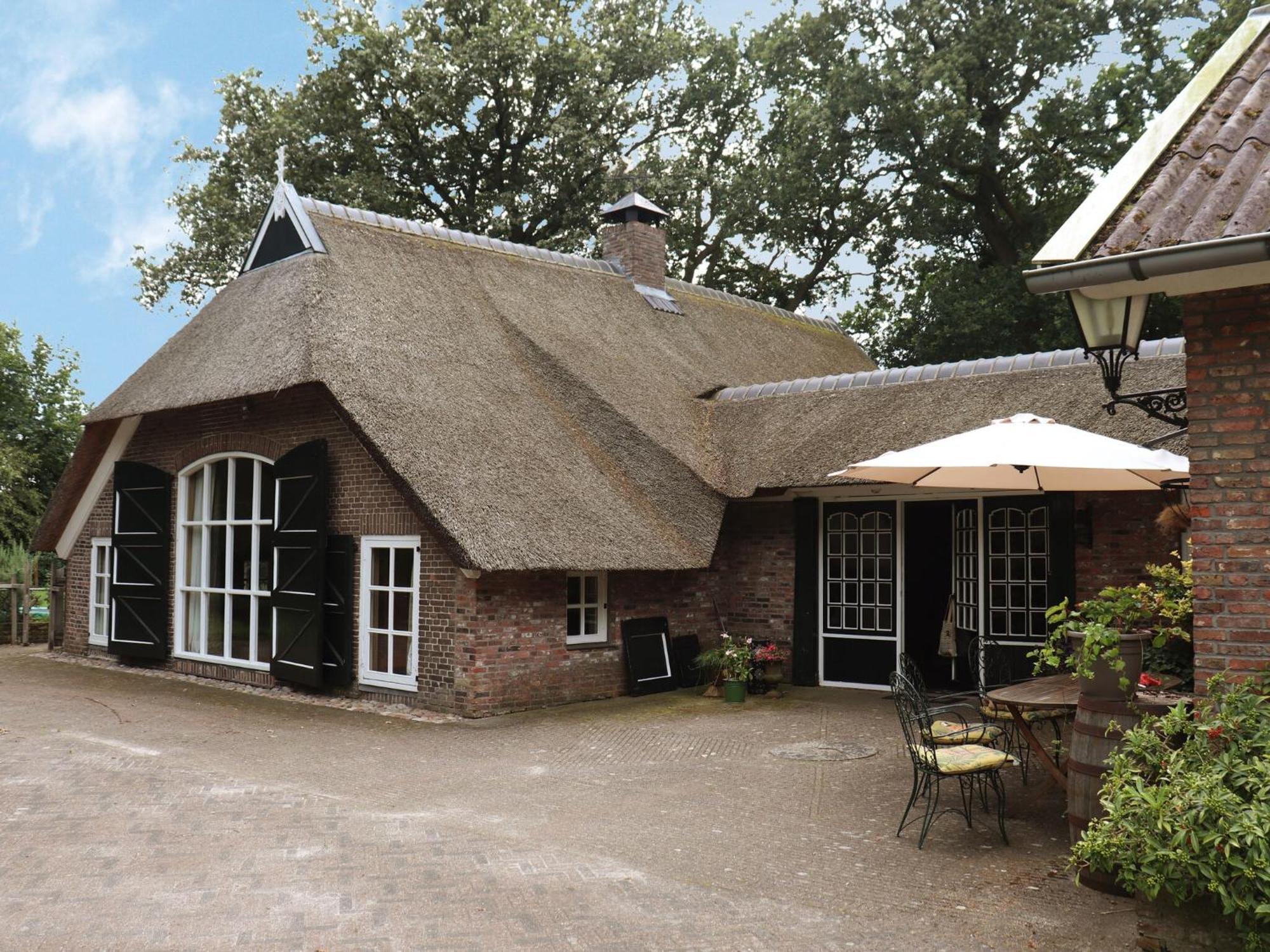 Villa On An Estate In Rheezerveen With Garden ภายนอก รูปภาพ